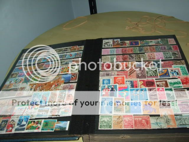 Large World accumulation of stamps in well filled stockbooks, in 