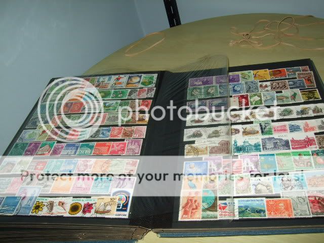 LARGE WORLD ACCUMULATION IN BOX 1000S OF STAMPS  